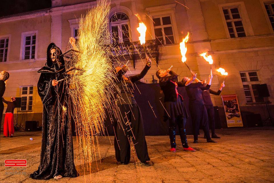 Zdjęcie wykonane podczas plenerowego spektaklu "Veni, vidi wici" będącego połączeniem Giant Puppet i Fire Show na podstawie mitu o Arachne. Reżyseria Joanna Stanowska. Krotoszyński Festiwal Ognia.