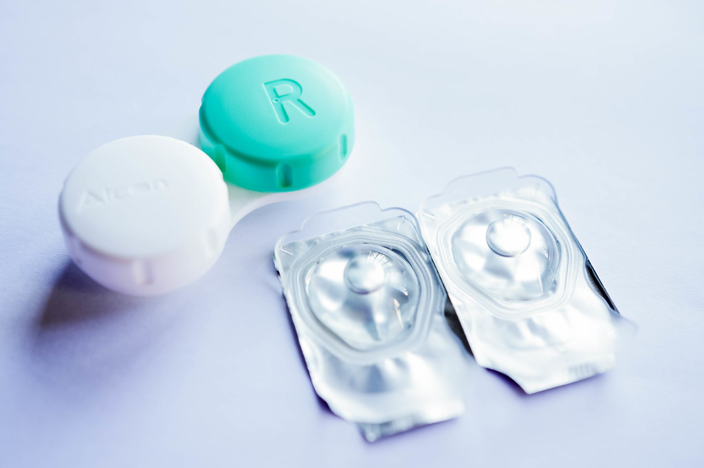Sealed contact lenses and contact lens case