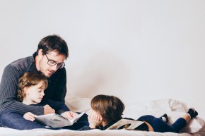 ojciec czyta dzieciom
